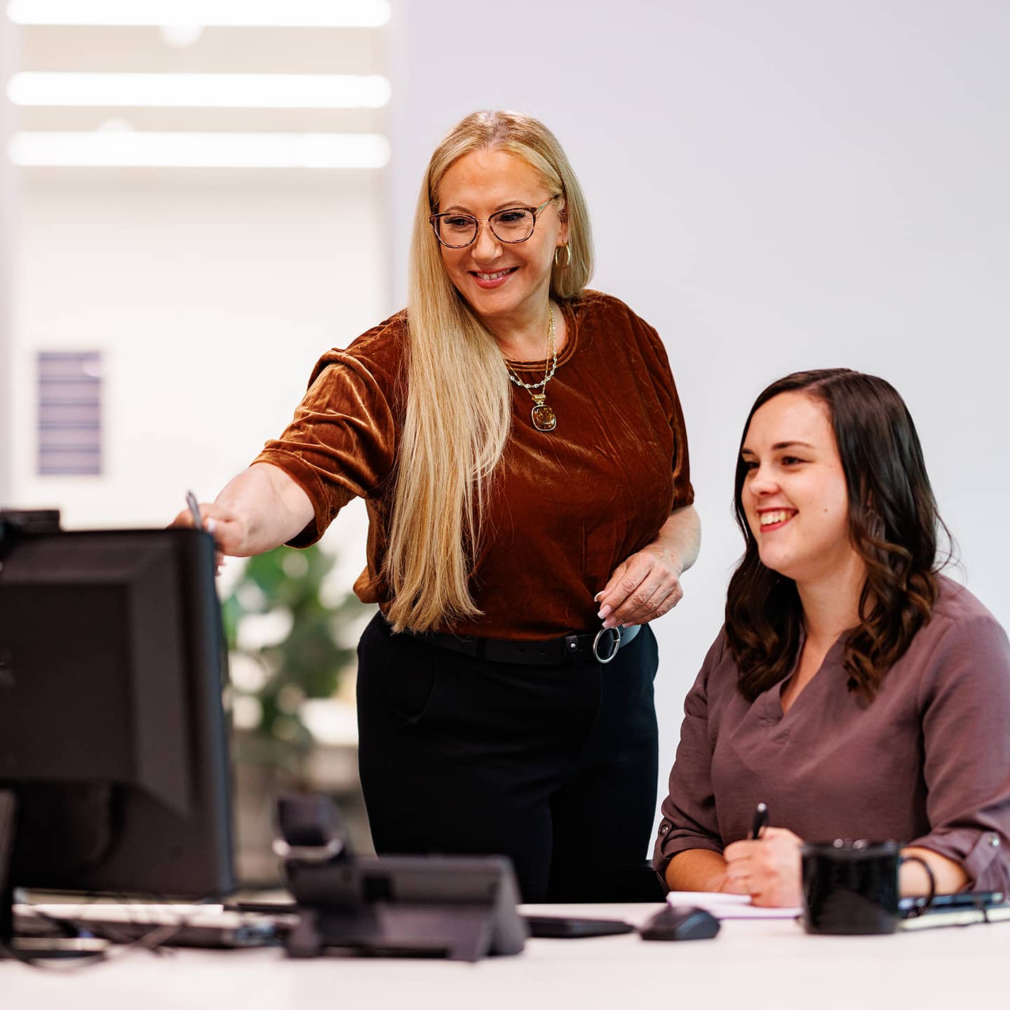 Two women meeting in front of a computer